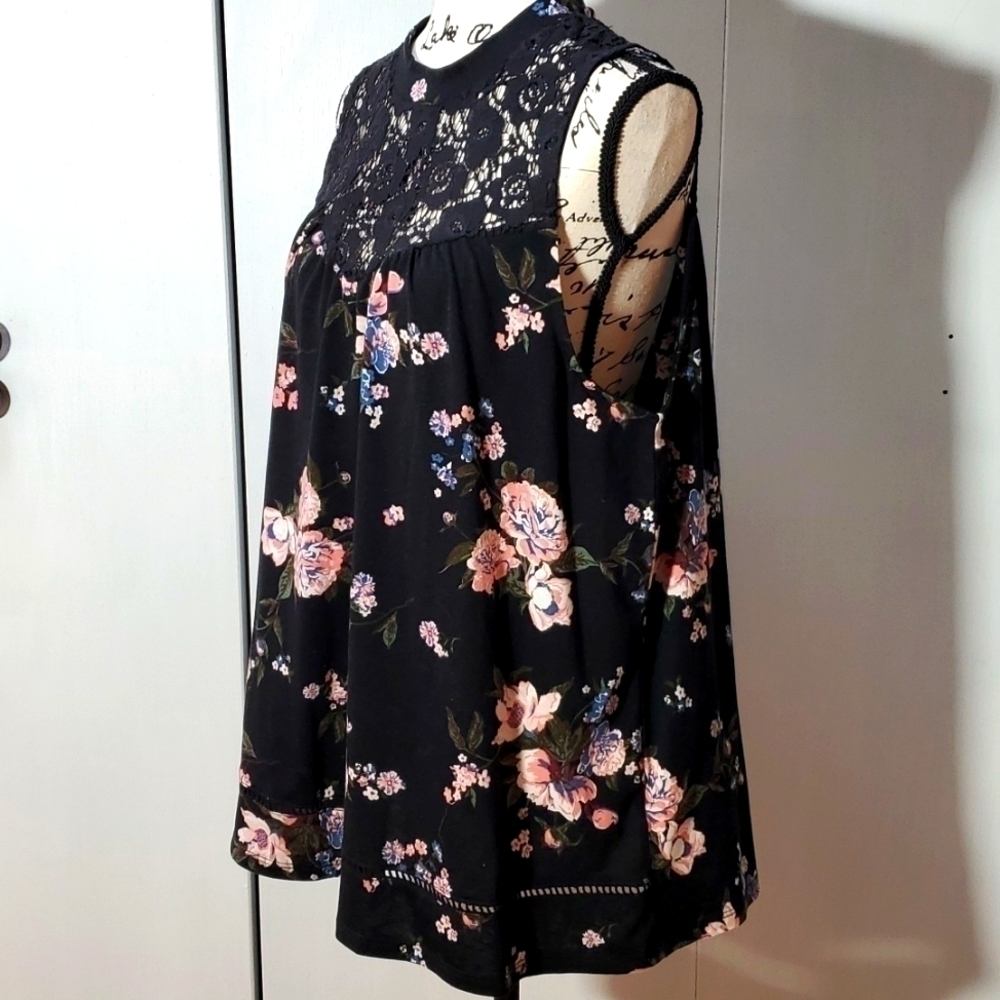 Angels forever young- Black Floral crochet top Keyhole back flowy Sz.XL - Picture 2 of 5